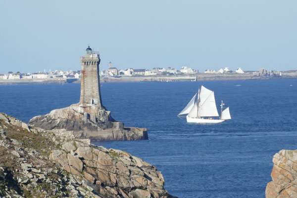 Historische Segler im Raz de Sein vor der Pointe du Raz, im Hintergrund Leuchtturm La Vieille und die Île de Sein