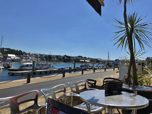 Audierne, Cap Sizun, Hafen und Kai, Café