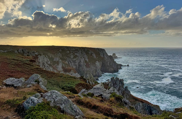 Die Pointe du Van mit der Chapelle de Saint They, Cap Sizun, Bretagne