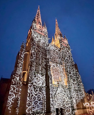 Beleuchtete Kathedrale in Quimper