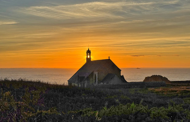 Pointe du Van, Cap Sizun, am Abend, Sonnenuntergang über der Chapelle de Saint They