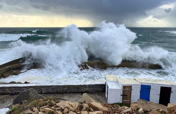 Sturm in der Bretagne, Pors Loubous, Wellen brechen sich am Cap Sizun