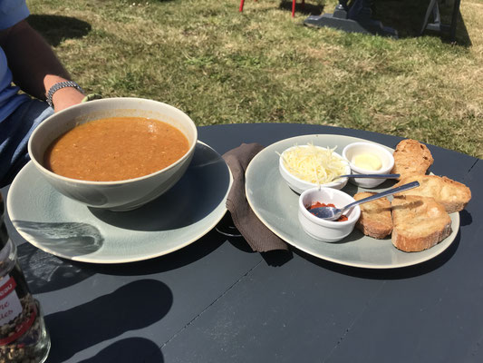 Au Pilleur d'Épaves, Speisen auf der Terrasse, hausgemachte Fischsuppe