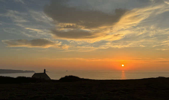 Pointe du Van, Cap Sizun, am Abend, Sonnenuntergang über der Chapelle de Saint They