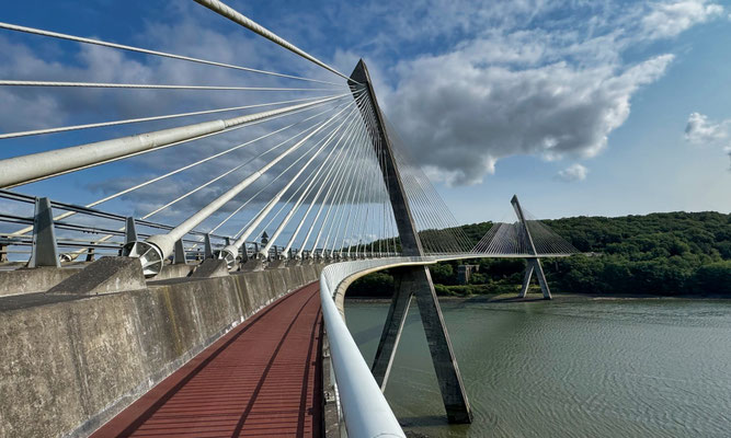 Landévennec, Brücke von Térénez,  Blick auf die Aulne, Schrägseilbrücke