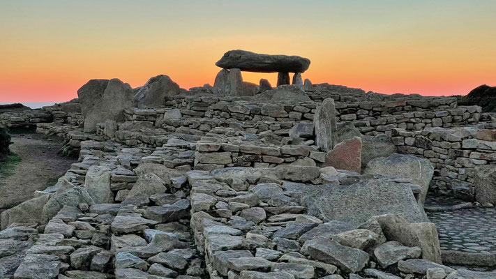 Pors Poulhan, Plouhinec, Menez Dregan, Galeriegrab, Dolmen