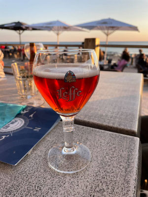 Restaurant Penn Ar Bed, Plovan, Bier auf der Terasse mit Meerblick