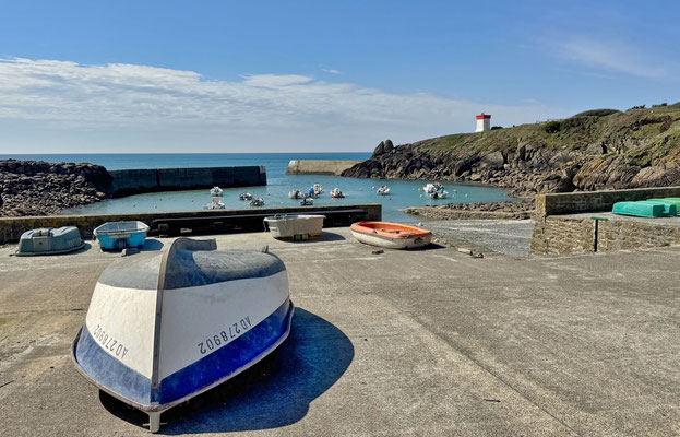 Plouhinec, Pors Poulhan, Wanderung, Küste Cap Sizun, Bucht von Audierne, malerischer kleiner Hafen, Boote