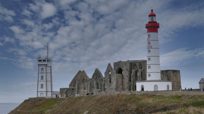 Ruinen der Abtei Saint-Mathieu und der Leuchtturm an der Steilküste am Ende der Welt im Finistère.
