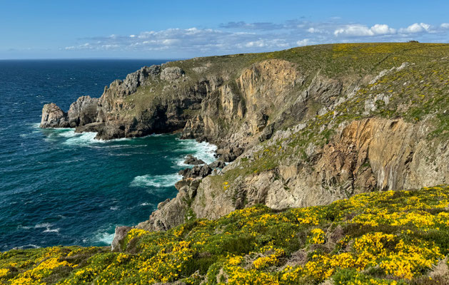 Der GR34 von Pors Théolen zur Pointe de Brézellec im April, ein Blütenmeer, Cap Sizun, Wandern auf dem Küstenweg
