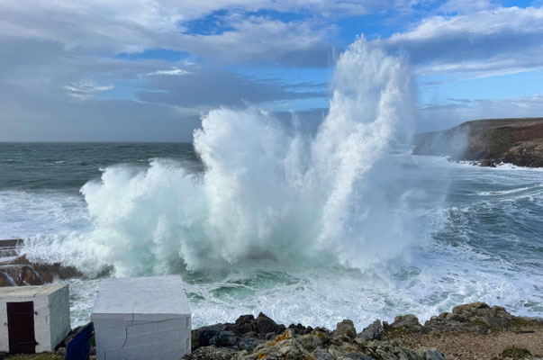 Sturm in der Bretagne, Pors Loubous, Wellen brechen sich am Cap Sizun