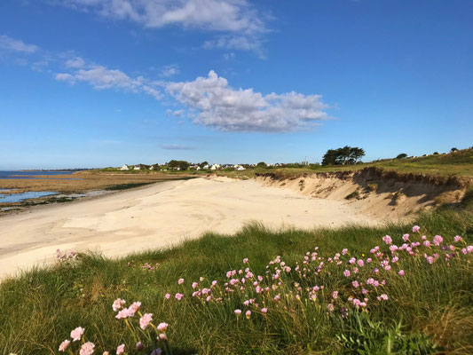 Familienfreundlicher Badespaß am Strand von Kersiny und Mesperleuc in Plouhinec, nur wenige Minuten von unseren Ferienhäusern entfernt.