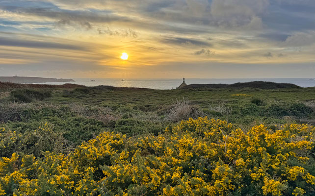 Pointe du Van, Cap Sizun, am Abend, Sonnenuntergang über der Chapelle de Saint They