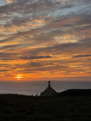 Pointe du Van, Cap Sizun, am Abend, Sonnenuntergang über der Chapelle de Saint They