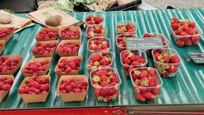 Markt in Audierne, Cap Sizun, Erdbeeren