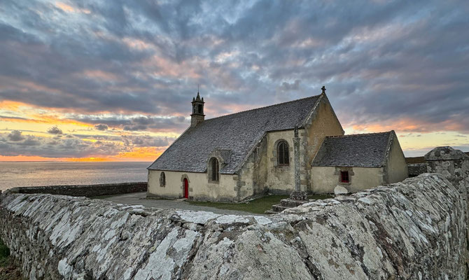 Pointe du Van, Cap Sizun, am Abend, Sonnenuntergang über der Chapelle de Saint They