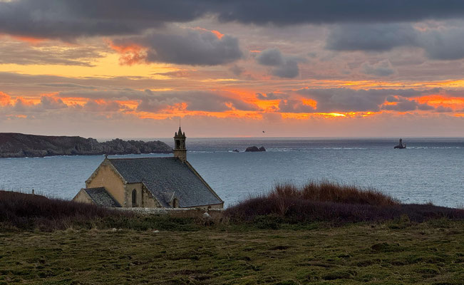 Pointe du Van, Cap Sizun, am Abend, Sonnenuntergang über der Chapelle de Saint They