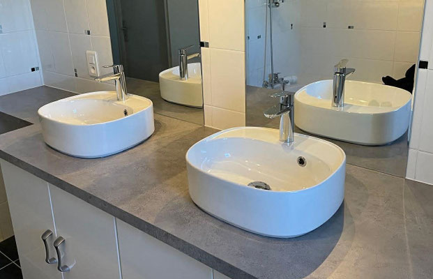Bad im OG mit zwei Waschbecken und Badewanne, Ferienhaus Tal Ar Mor, Plouhinec, Bucht von Audierne, Bretagne