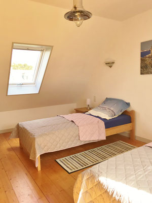 Schlafzimmer mit zwei Einzelbetten und zwei Kleiderschränken, Ferienhaus Ker Armor, Plouhinec