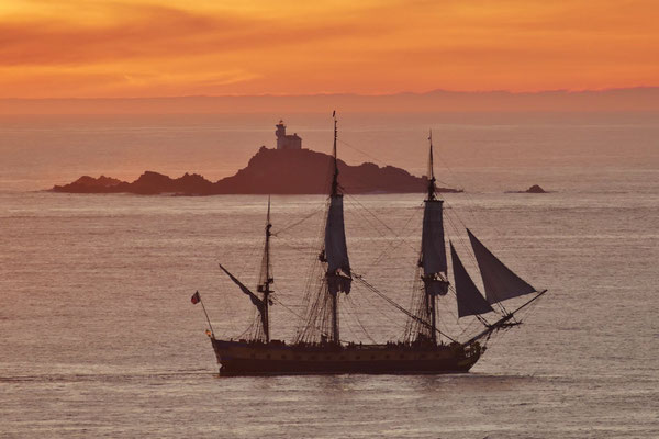 Historischer Segler im Raz de Sein vor der Pointe du Raz,  Hermione, Leuchturm von Tévénnec