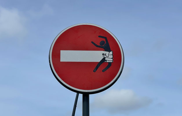 Strassenschilder am Cap Sizun, Clet Abraham, Künstler