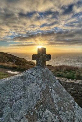 Pointe du Van, Cap Sizun, am Abend, Sonnenuntergang über der Chapelle de Saint They