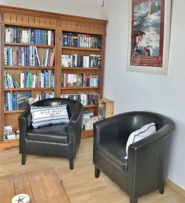 Lesezimmer mit Bretagneliteratur, Kochbüchern und vielem mehr im Ferienhaus Ker Armor