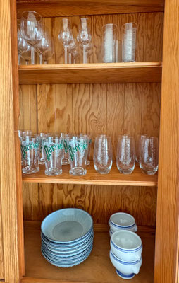 Ein Blick in den Gläserschrank, Ferienhaus Tal Ar Mor in Plouhinec