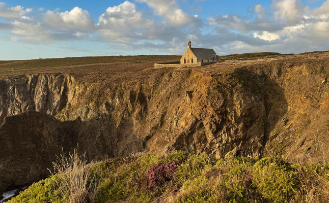 Die Pointe du Van mit der Chapelle de Saint They, Cap Sizun, Bretagne