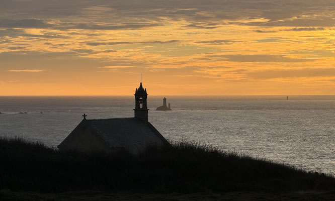 Pointe du Van, Cap Sizun, am Abend, Sonnenuntergang über der Chapelle de Saint They