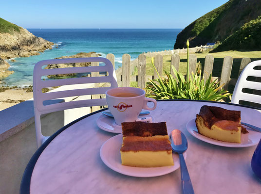 Cap Sizun, Buvette von Pors Théolen, Terrasse am Meer, Far Breton