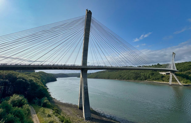 Landévennec, Brücke von Térénez,  Blick auf die Aulne, Schrägseilbrücke