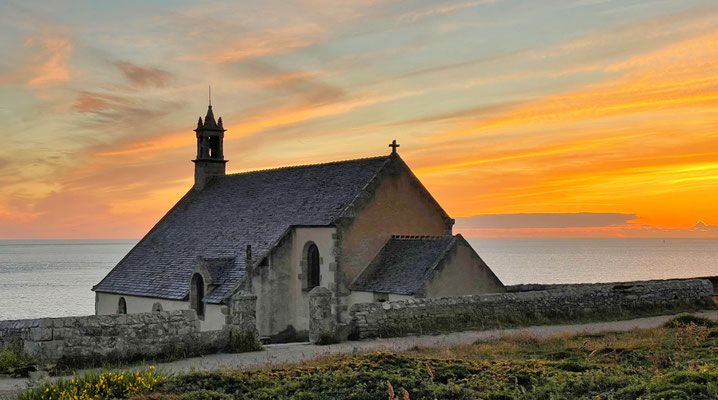 Pointe du Van, Cap Sizun, am Abend, Sonnenuntergang über der Chapelle de Saint They