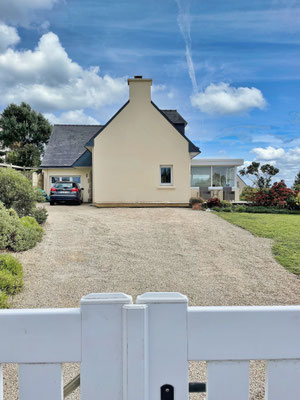 Private PKW Parkplätze auf dem geschlossenen Grundstück von Ferienhaus Tal Ar Mor in Plouhinec, Bretagne.