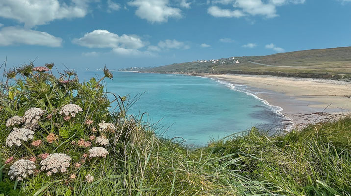Der wilde Sandstrand von Gwendrez in Plouhinec – ein Paradies zum Surfen und für lange Spaziergänge am Meer.