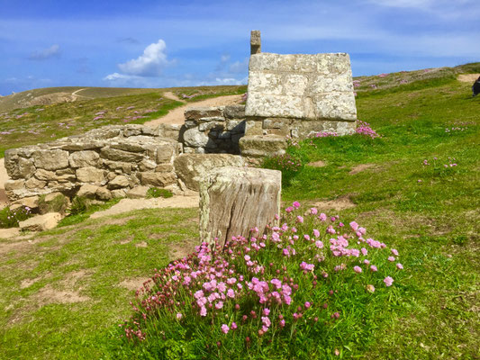 Die Pointe du Van mit der Chapelle de Saint They, Cap Sizun, Bretagne