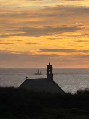 Pointe du Van, Cap Sizun, am Abend, Sonnenuntergang über der Chapelle de Saint They