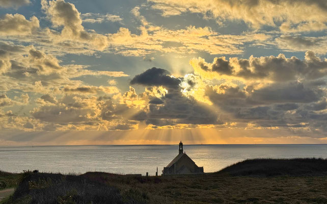Pointe du Van, Cap Sizun, am Abend, Sonnenuntergang über der Chapelle de Saint They