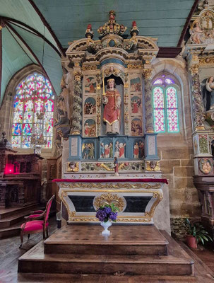 Guimiliau, Kirche innen, Altar