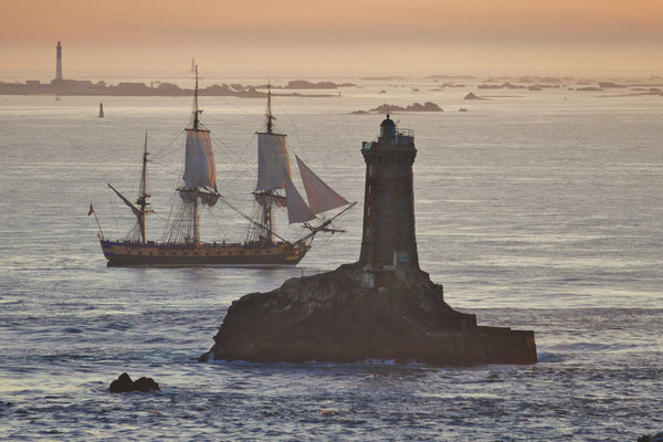 Historischer Segler im Raz de Sein vor der Pointe du Raz,  Hermione, Leuchturm La Vieille im Vordergrund, hinten Île de Sein