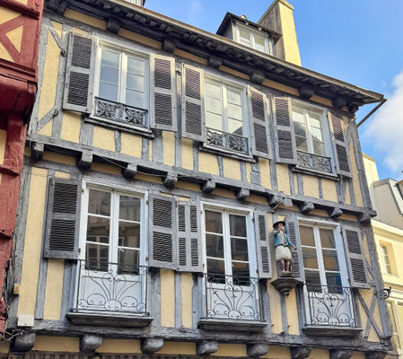 Quimper, alte Fachwerkhäuser, Schnitzereien, Figuren, Bretagne, Cornouaille