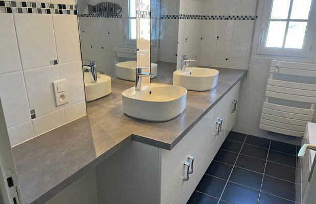 Bad im OG mit zwei Waschbecken und Badewanne, Ferienhaus Tal Ar Mor, Plouhinec, Bucht von Audierne, Bretagne