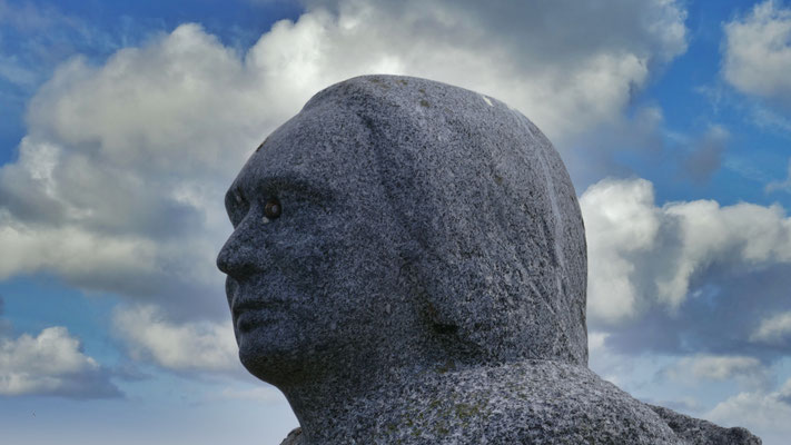 Skulptur L'homme qui marche von René Coutelle an der Pointe de Kastell-Ac’h gegenüber der Île Vierge.