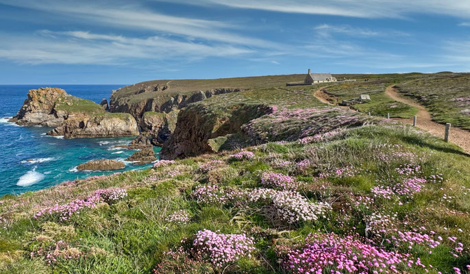 Die Pointe du Van mit der Chapelle de Saint They, Cap Sizun, Bretagne