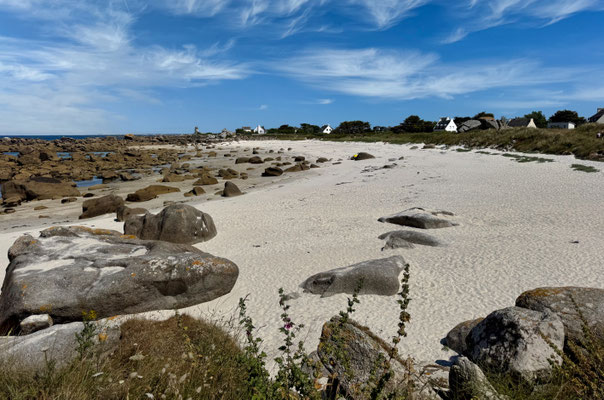 Weißer Sandstrand Plage de Porspol bei Brignogan-Plages mit Blick auf den Phare de Pontusval