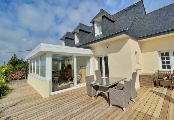 Das Holzdeck vor dem großen Wintergarten mit Meerblick, Ferienhaus Tal Ar Mor, Bucht von Audierne