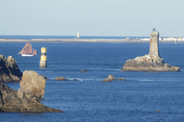 Historische Segler im Raz de Sein vor der Pointe du Raz, im Hintergrund Leuchtturm La Vieille und die Île de Sein