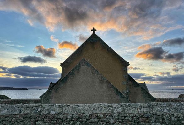 Pointe du Van, Cap Sizun, am Abend, Sonnenuntergang über der Chapelle de Saint They