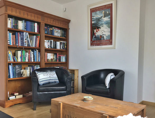Lesezimmer mit Bretagneliteratur, Kochbüchern und vielem mehr im Ferienhaus Ker Armor
