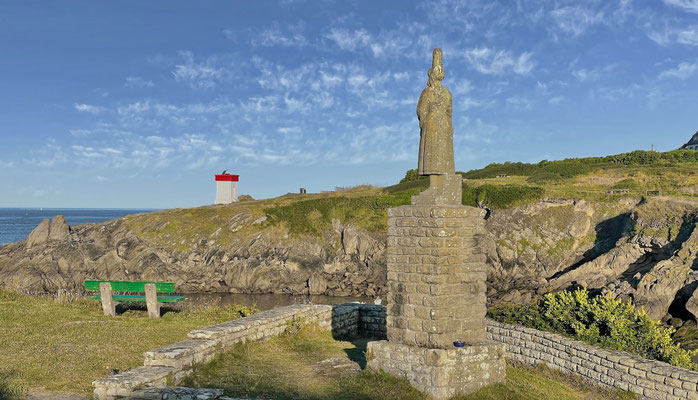 Statue der Bigoudene in Pors Poulhan, hier ist die Grenze zwischen dem Cap Sizun und dem Bigoudenland.